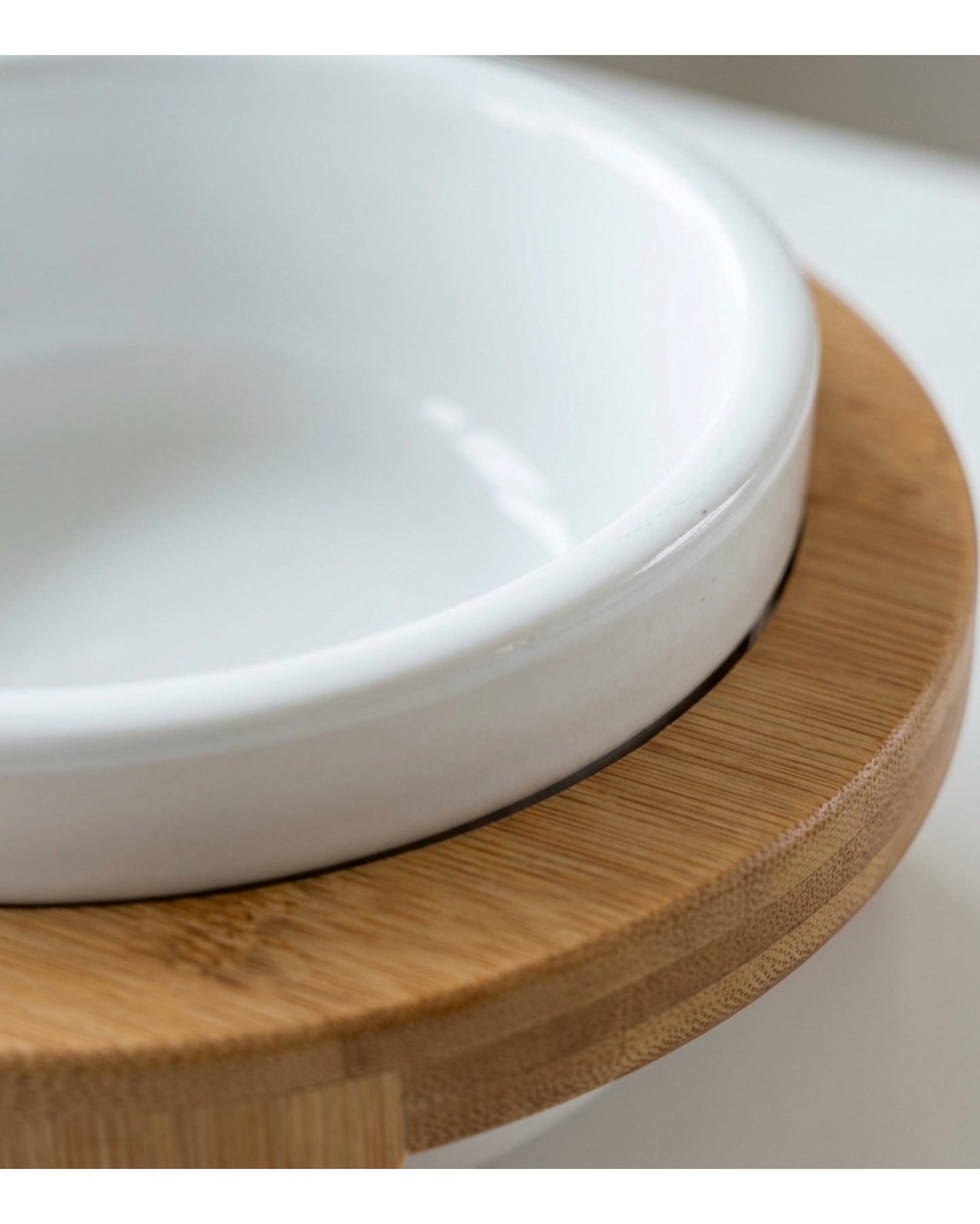 Honev Ceramic Raised Dog Bowl 1.1 L with Bamboo Stand White - Detail view